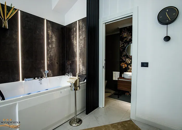 Operaprimasuite In Centro Πανσιόν 4*